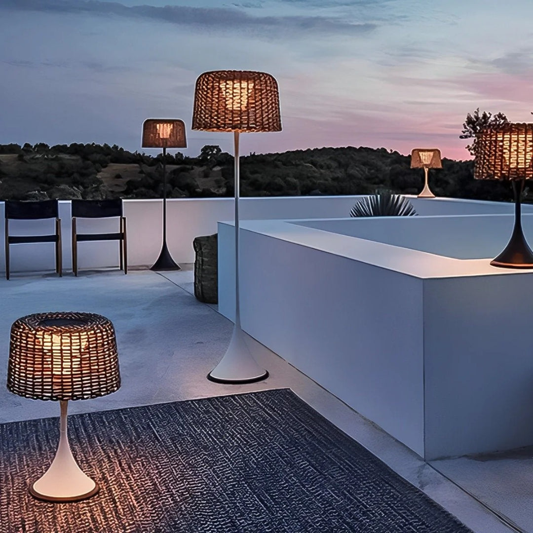 Zewnętrzna lampa podłogowa z plecionym kloszem – widok produktu 2 | Nuvira Home
