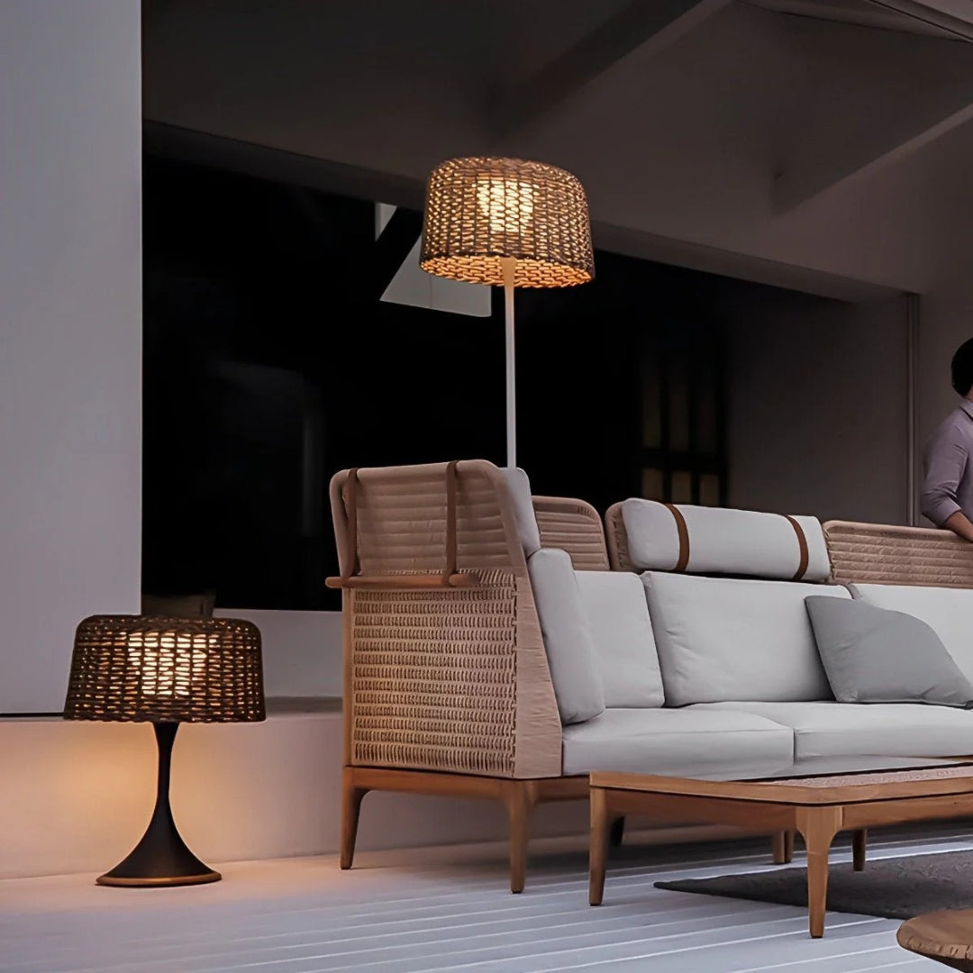 Zewnętrzna lampa podłogowa z plecionym kloszem – widok produktu 3 | Nuvira Home