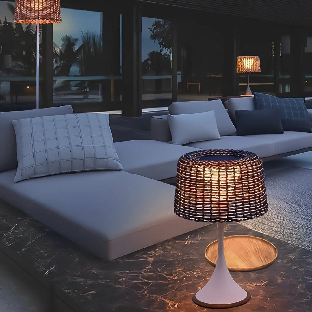 Zewnętrzna lampa podłogowa z plecionym kloszem – widok produktu 4 | Nuvira Home