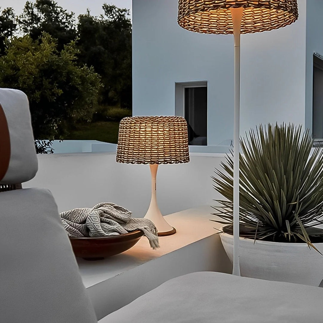 Zewnętrzna lampa podłogowa z plecionym kloszem – widok produktu 5 | Nuvira Home