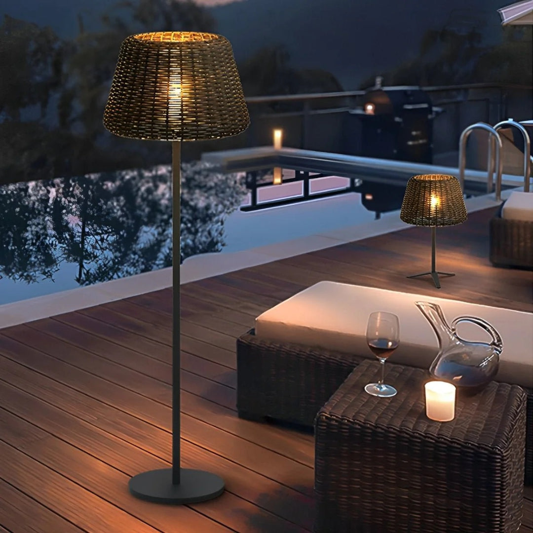 Zewnętrzna lampa podłogowa z plecionym kloszem – widok produktu 6 | Nuvira Home