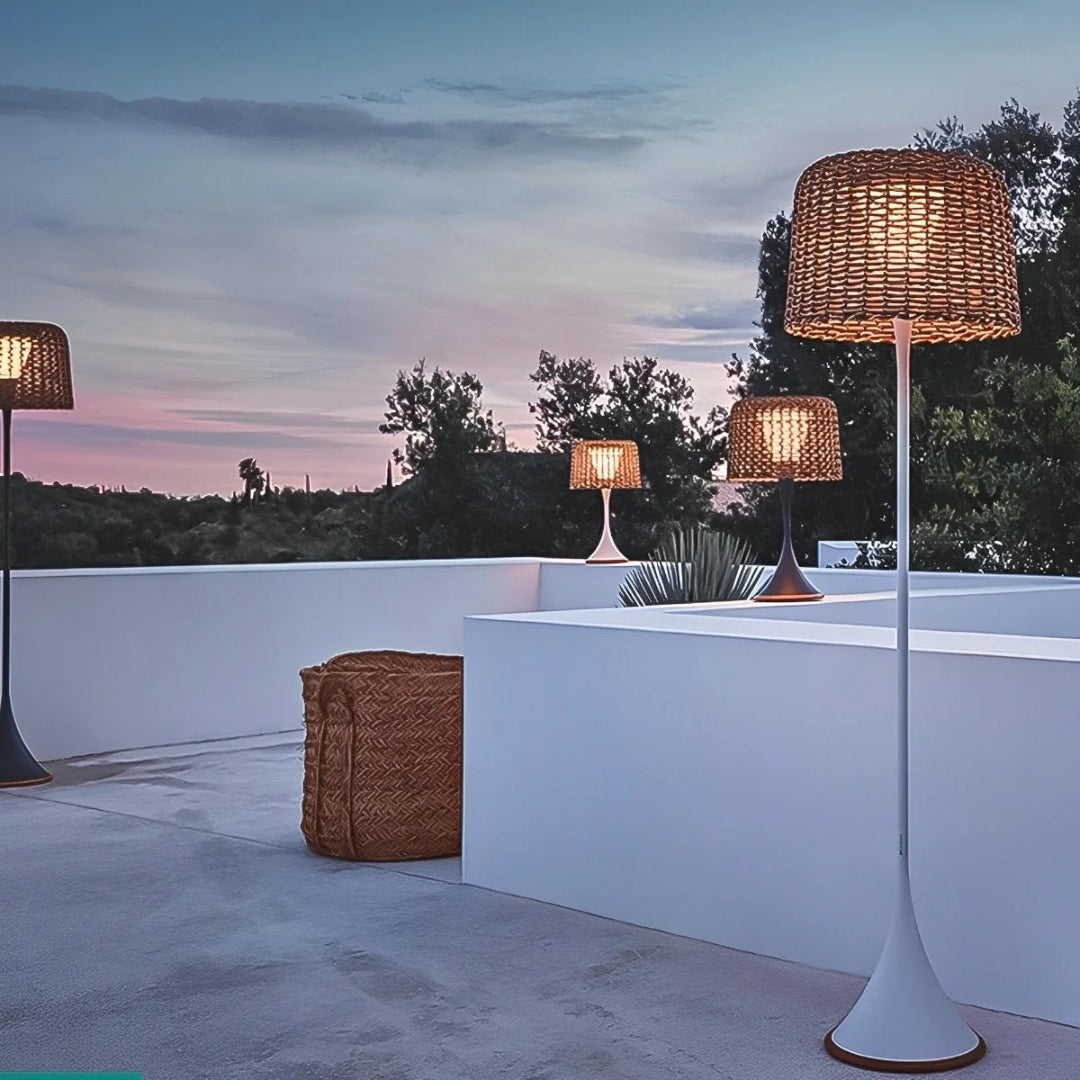 Zewnętrzna lampa podłogowa z plecionym kloszem – widok produktu 7 | Nuvira Home