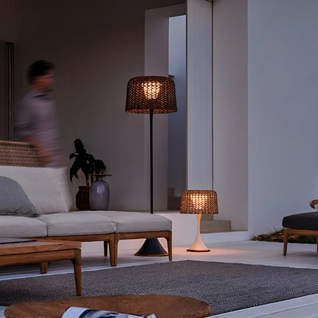 Zewnętrzna lampa podłogowa z plecionym kloszem – widok produktu 8 | Nuvira Home