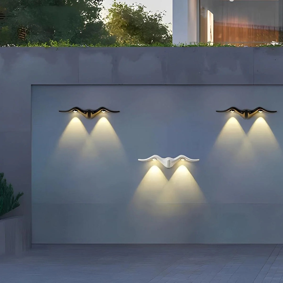Zewnętrzna lampa ścienna LED z motylem – widok produktu 2 | Nuvira Home