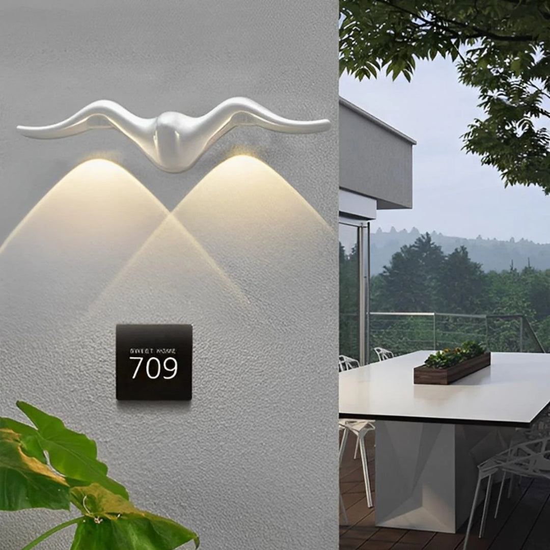 Zewnętrzna lampa ścienna LED z motylem – widok produktu 3 | Nuvira Home