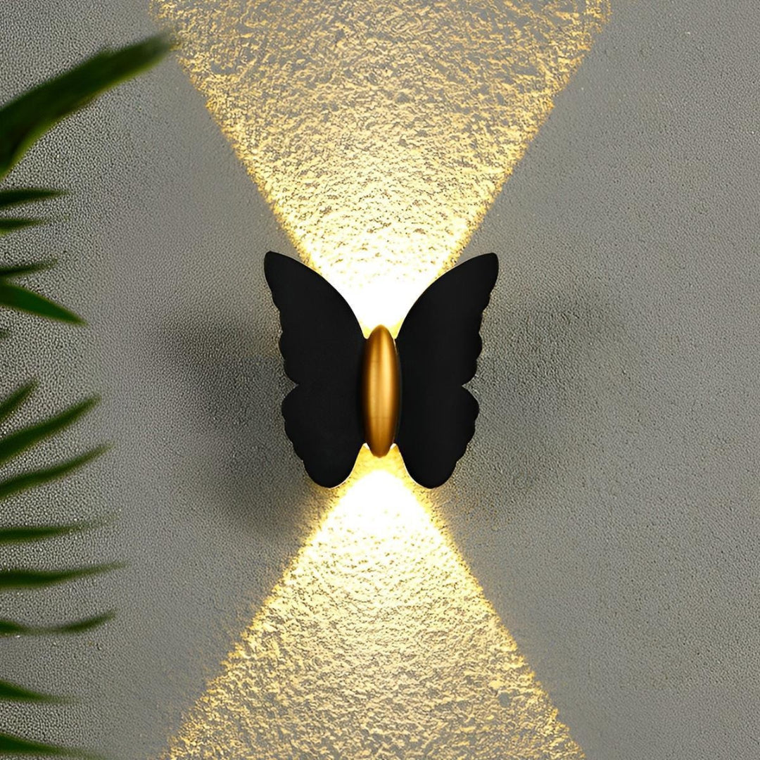 Zewnętrzna lampa ścienna LED z motylem – widok produktu 5 | Nuvira Home