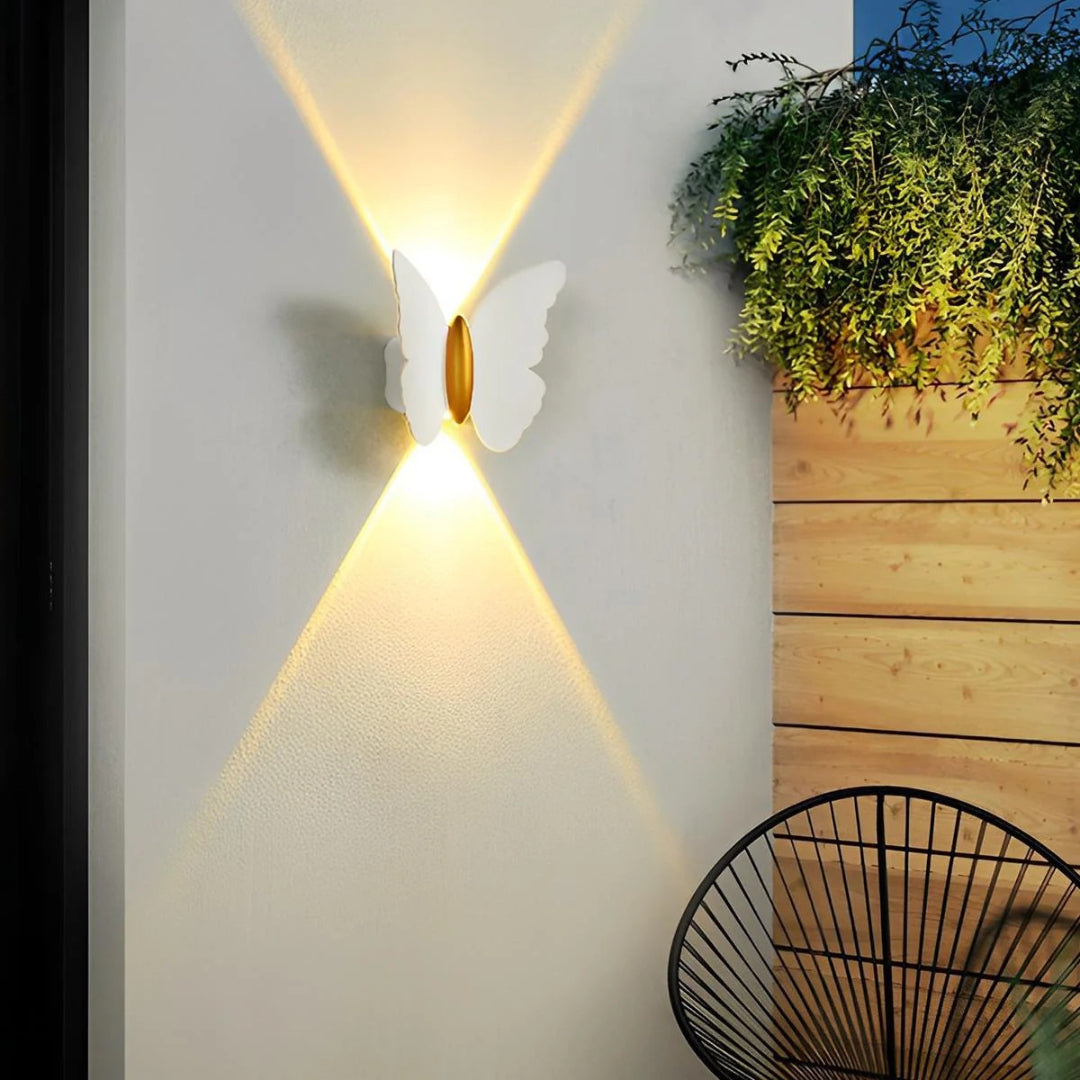 Zewnętrzna lampa ścienna LED z motylem – widok produktu 6 | Nuvira Home