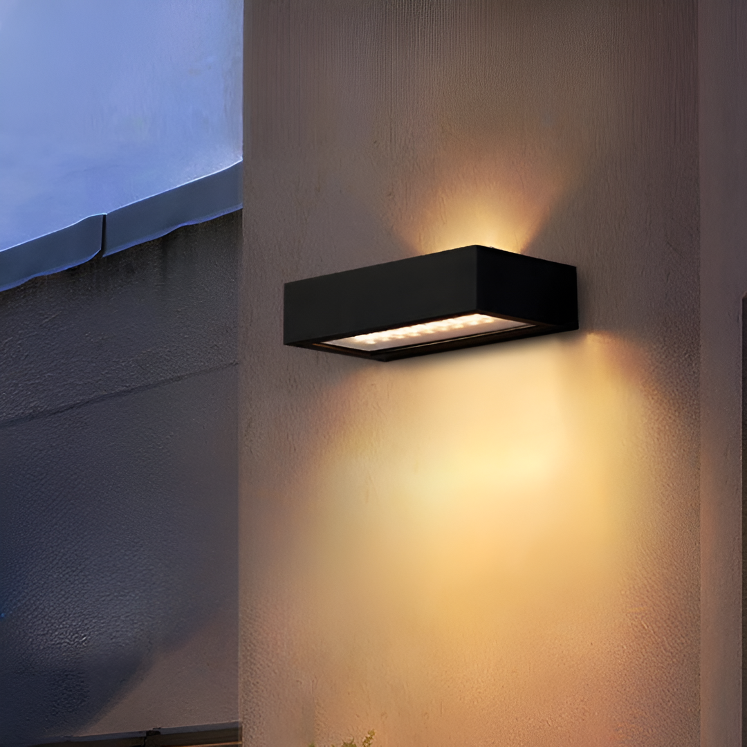 Zewnętrzna Lampa Ścienna z Czujnikiem – Ładowalna Lampa LED – widok produktu 1 | Nuvira Home