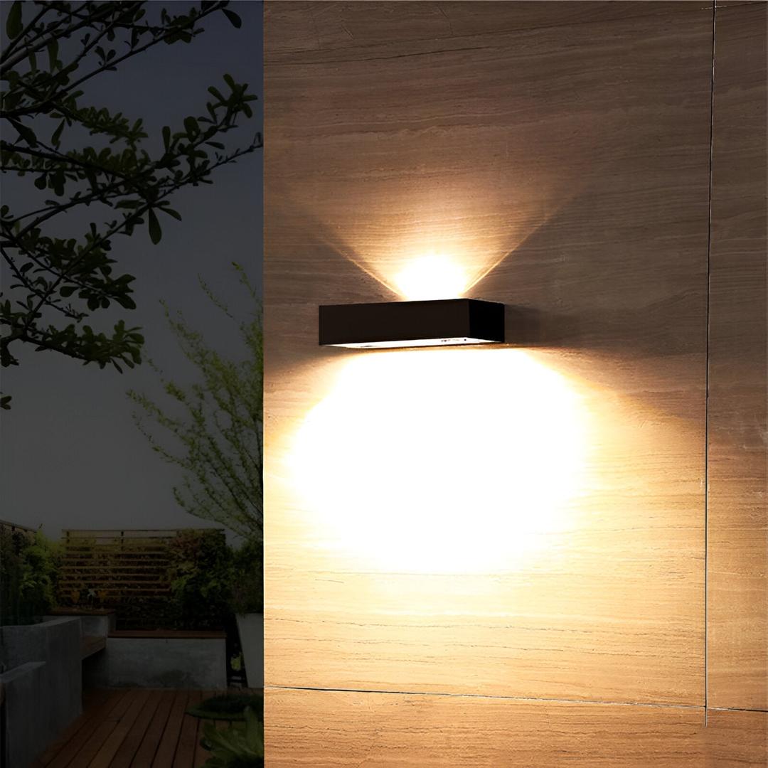 Zewnętrzna Lampa Ścienna z Czujnikiem – Ładowalna Lampa LED – widok produktu 2 | Nuvira Home