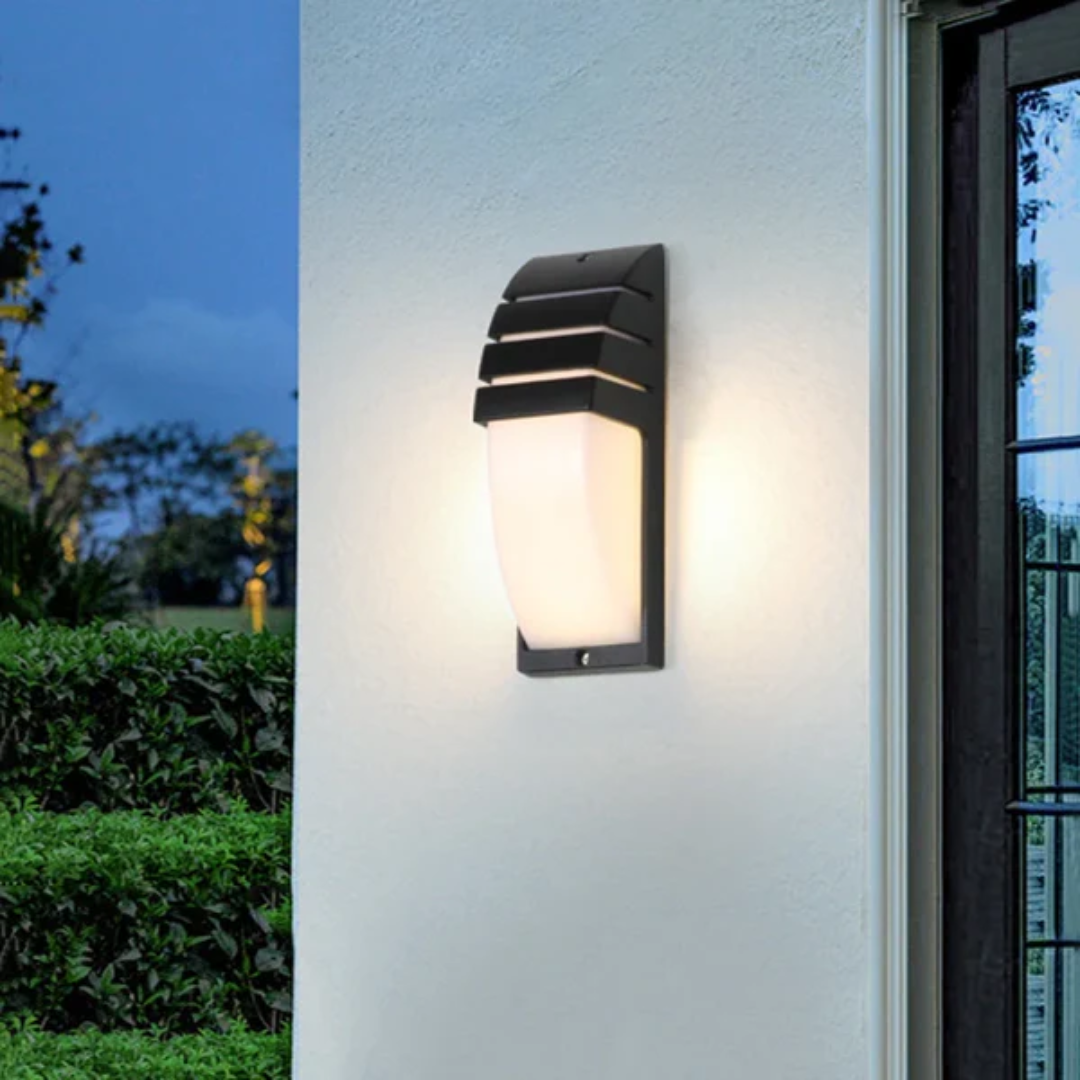 Zewnętrzna Lampa Ścienna z Czujnikiem – Nowoczesny Design – widok produktu 1 | Nuvira Home