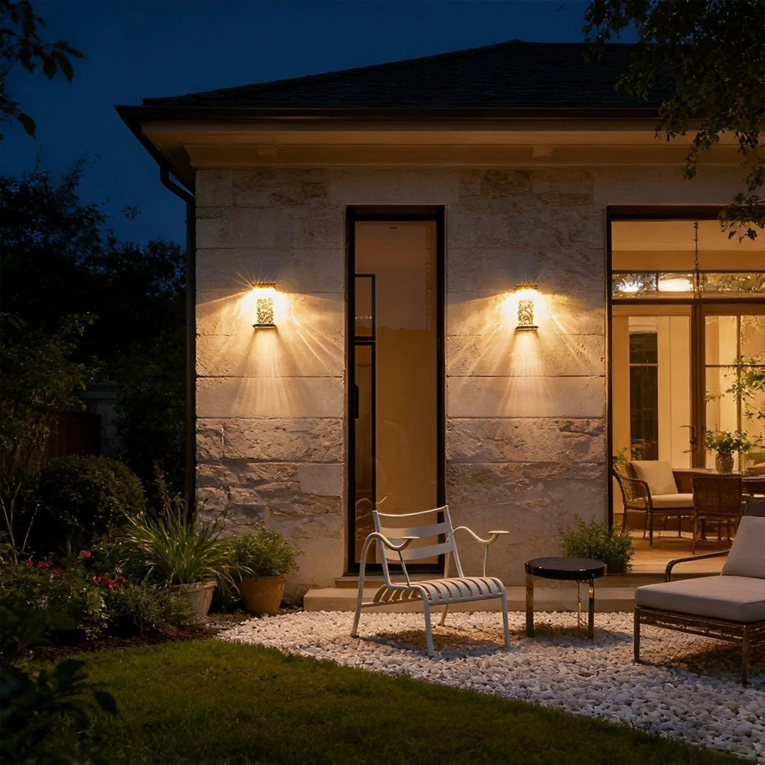 Zewnętrzna lampa ścienna z teksturowanego szkła – widok produktu 2 | Nuvira Home