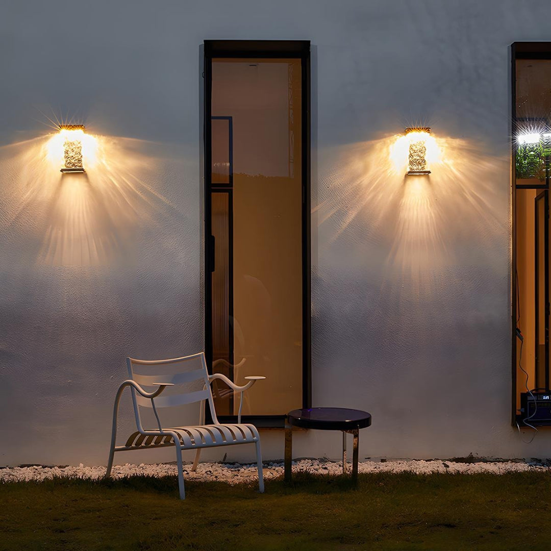 Zewnętrzna lampa ścienna z teksturowanego szkła – widok produktu 3 | Nuvira Home