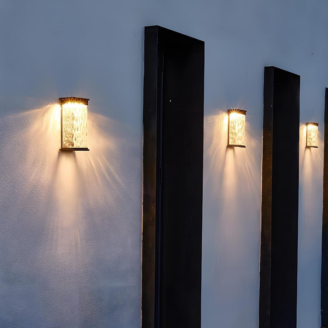 Zewnętrzna lampa ścienna z teksturowanego szkła – widok produktu 7 | Nuvira Home