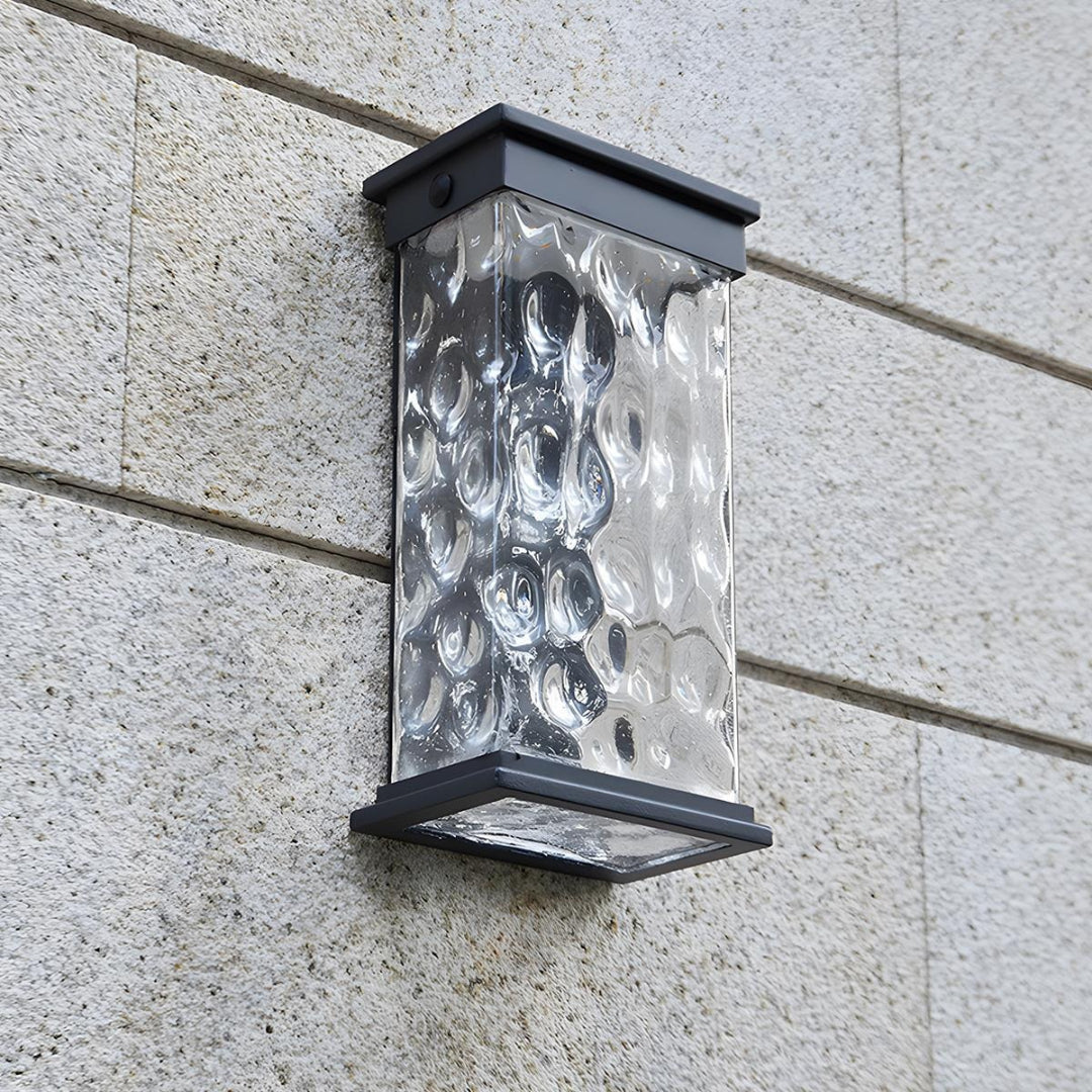 Zewnętrzna lampa ścienna z teksturowanego szkła – widok produktu 9 | Nuvira Home