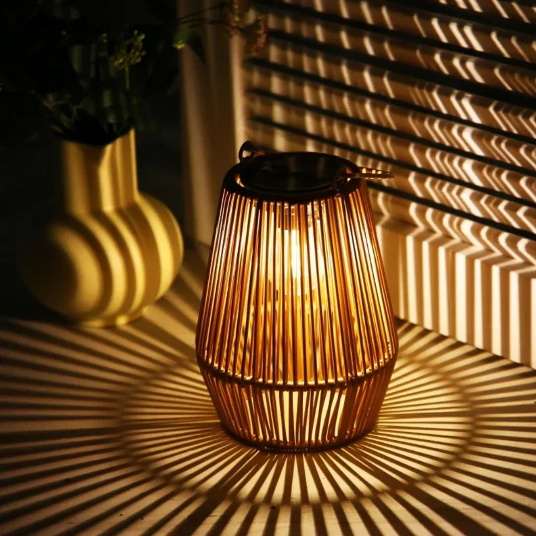 Zewnętrzna solarna pleciona lampa ogrodowa o dekoracyjnym świetle – widok produktu 1 | Nuvira Home