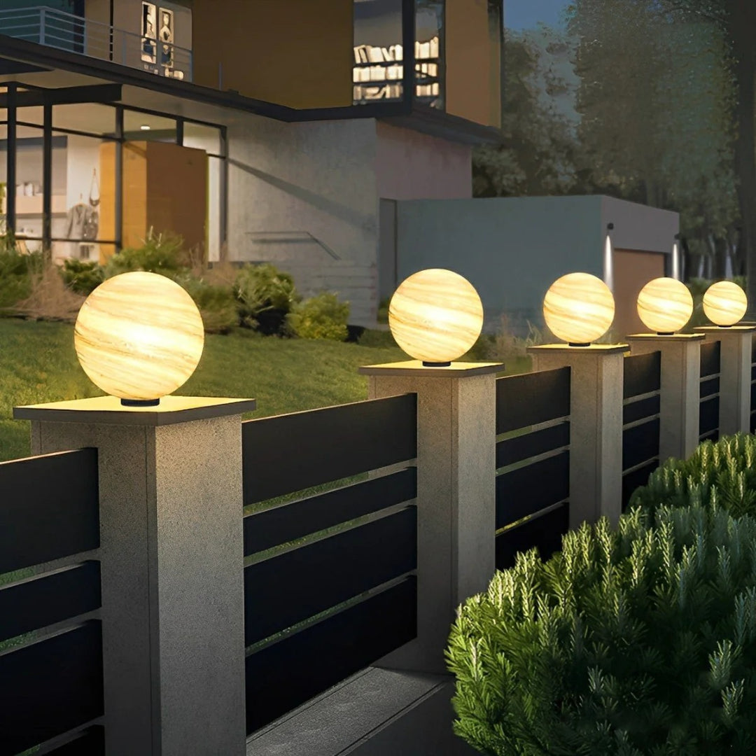 Zewnętrzna szklana lampa kulista na słupek ogrodzeniowy – widok produktu 4 | Nuvira Home