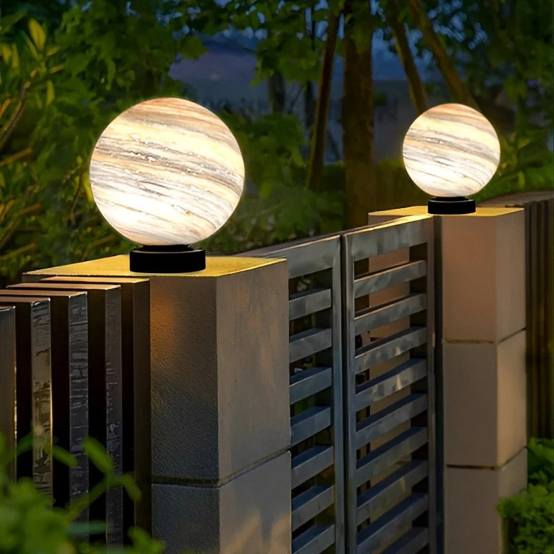 Zewnętrzna szklana lampa kulista na słupek ogrodzeniowy – widok produktu 5 | Nuvira Home