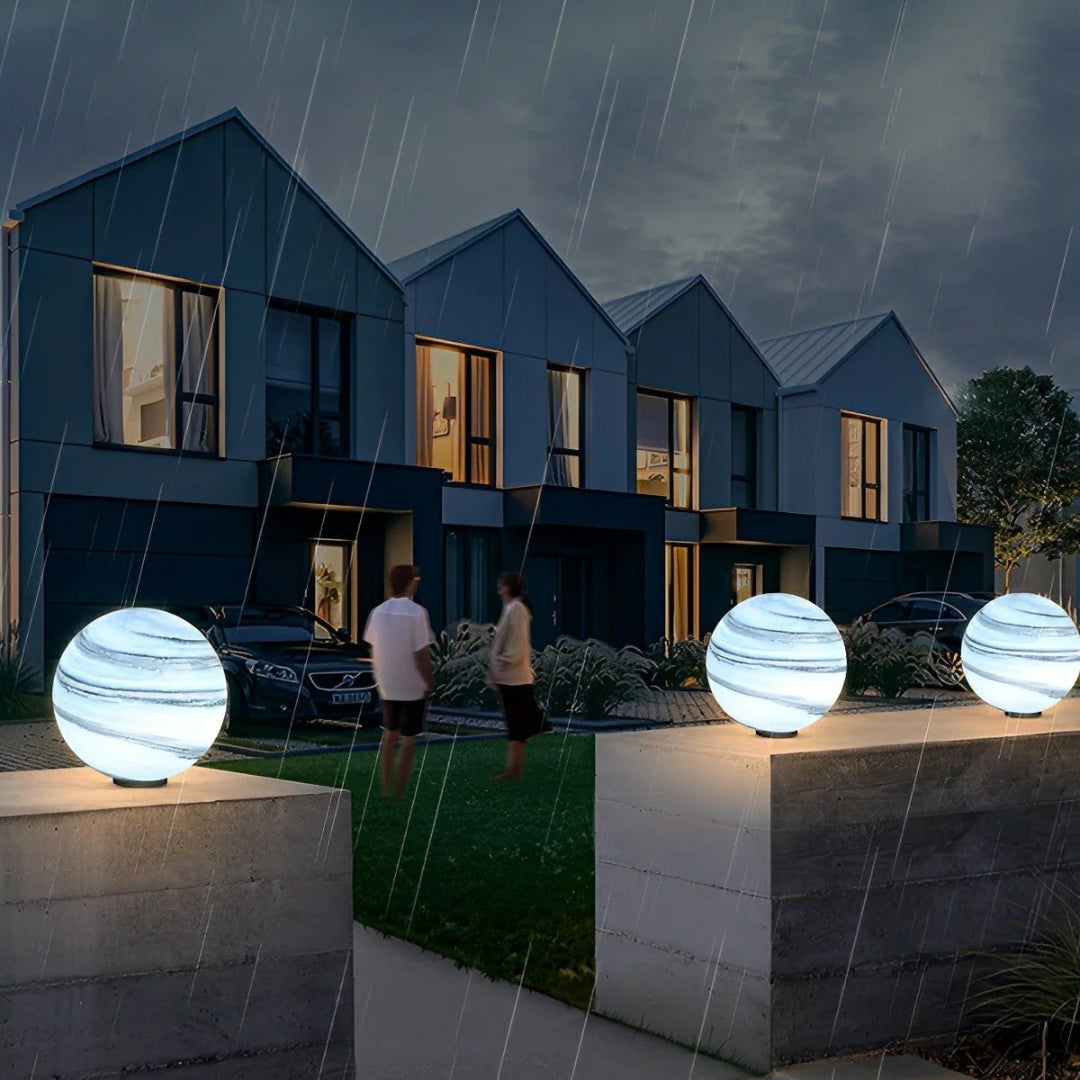 Zewnętrzna szklana lampa kulista na słupek ogrodzeniowy – widok produktu 6 | Nuvira Home