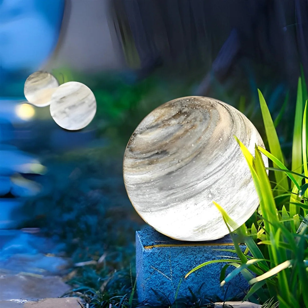 Zewnętrzna szklana lampa kulista na słupek ogrodzeniowy – widok produktu 7 | Nuvira Home