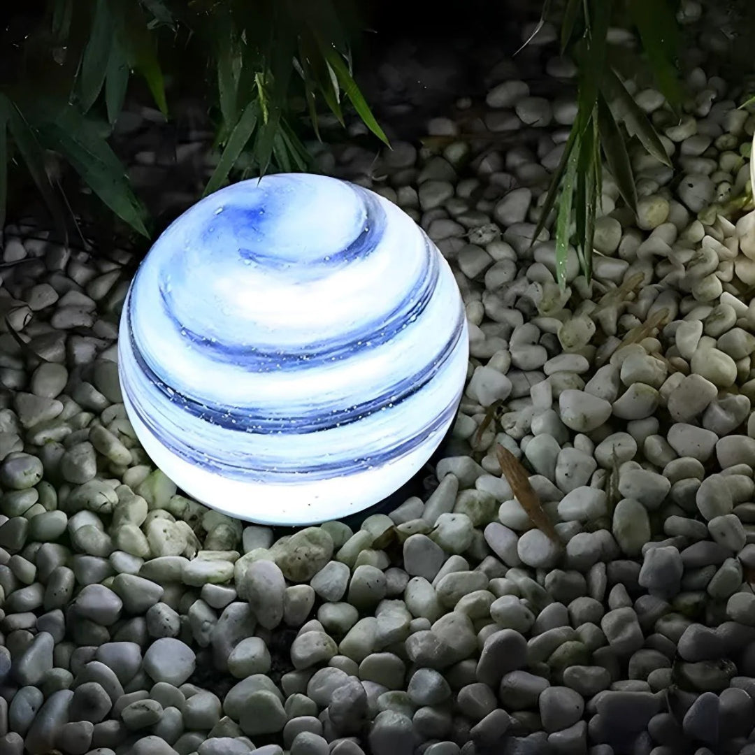 Zewnętrzna szklana lampa kulista na słupek ogrodzeniowy – widok produktu 8 | Nuvira Home