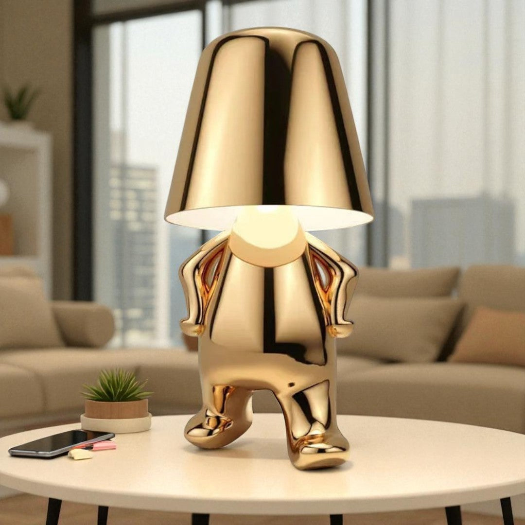 Złota lampa stołowa z siedzącą figurką – Artystyczna – widok produktu 1 | Nuvira Home