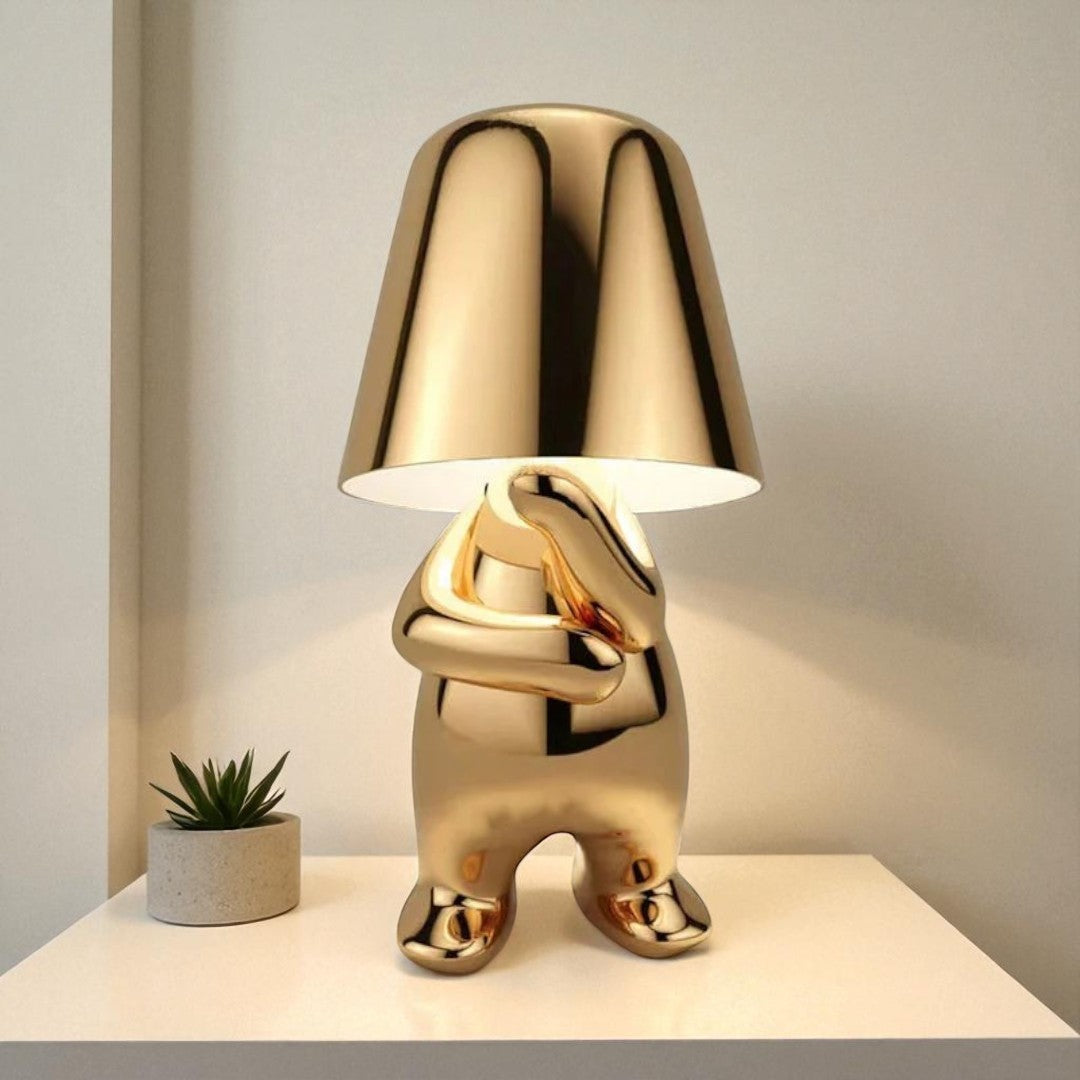 Złota lampa stołowa z siedzącą figurką – Artystyczna – widok produktu 2 | Nuvira Home