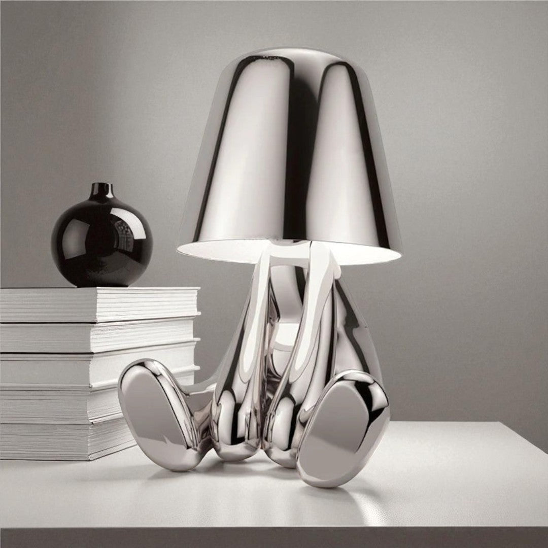 Złota lampa stołowa z siedzącą figurką – Artystyczna – widok produktu 5 | Nuvira Home