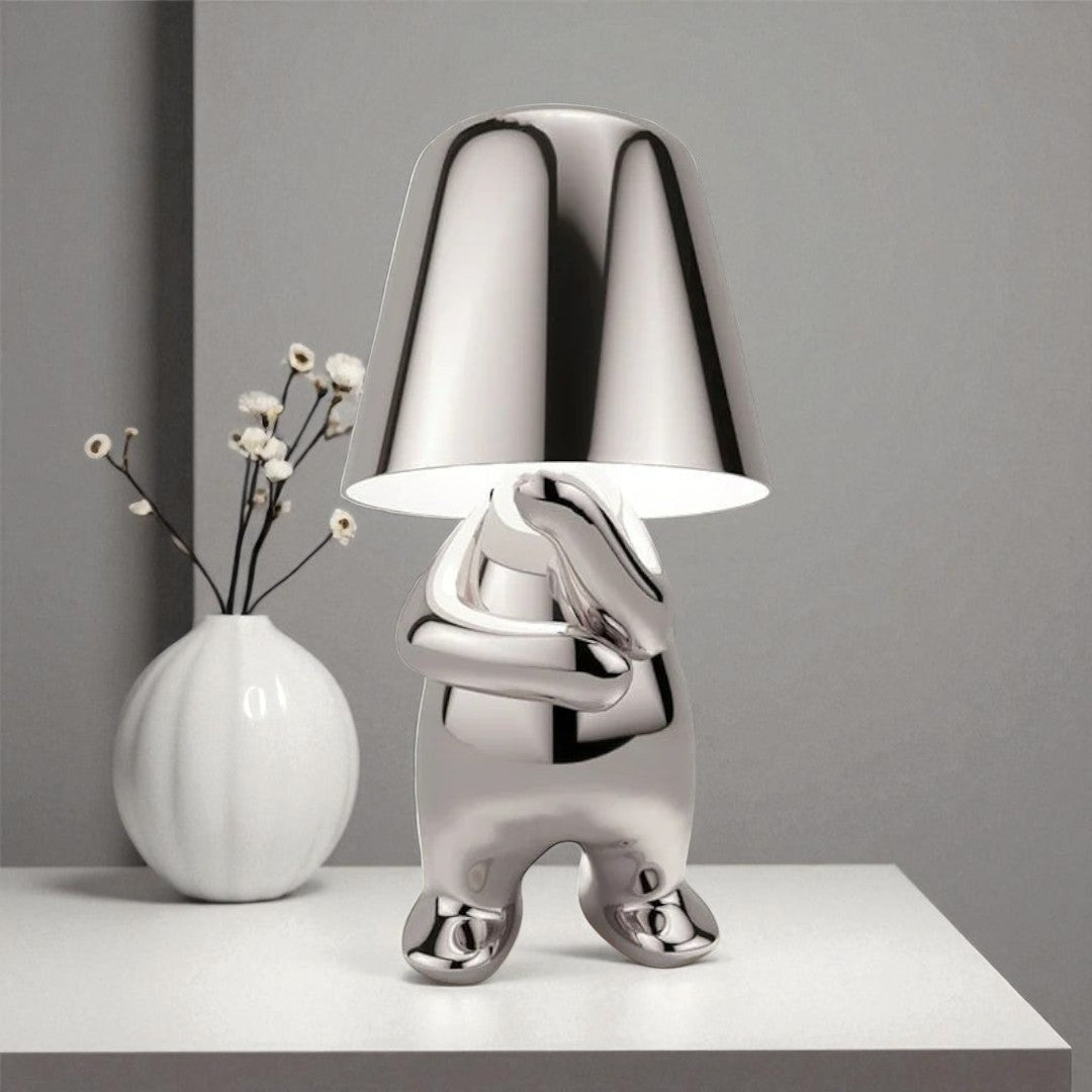Złota lampa stołowa z siedzącą figurką – Artystyczna – widok produktu 7 | Nuvira Home