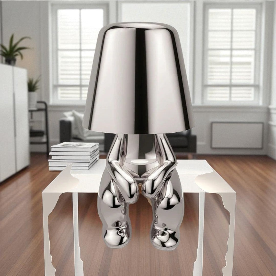 Złota lampa stołowa z siedzącą figurką – Artystyczna – widok produktu 8 | Nuvira Home