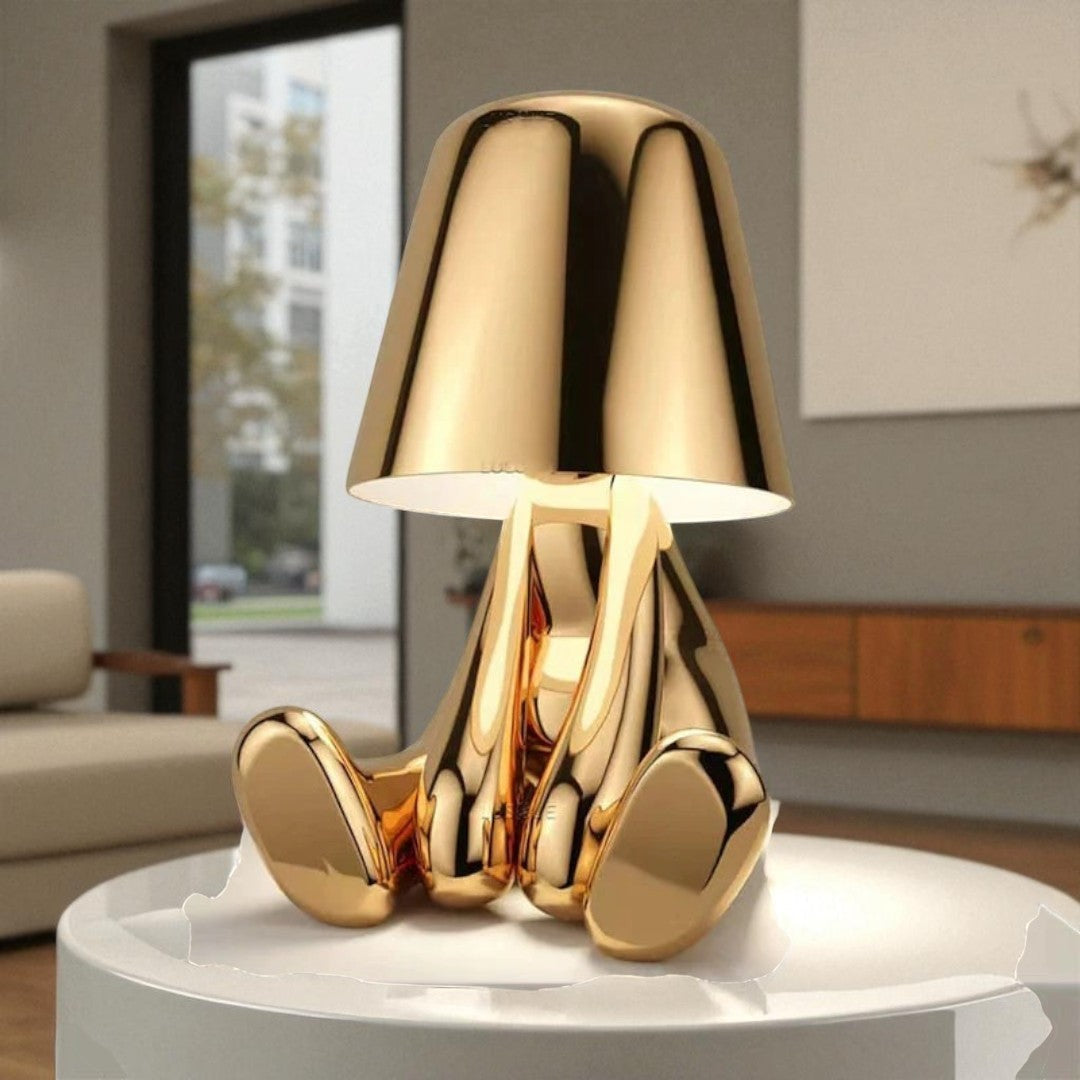 Złota lampa stołowa z siedzącą figurką – Artystyczna – widok produktu 10 | Nuvira Home