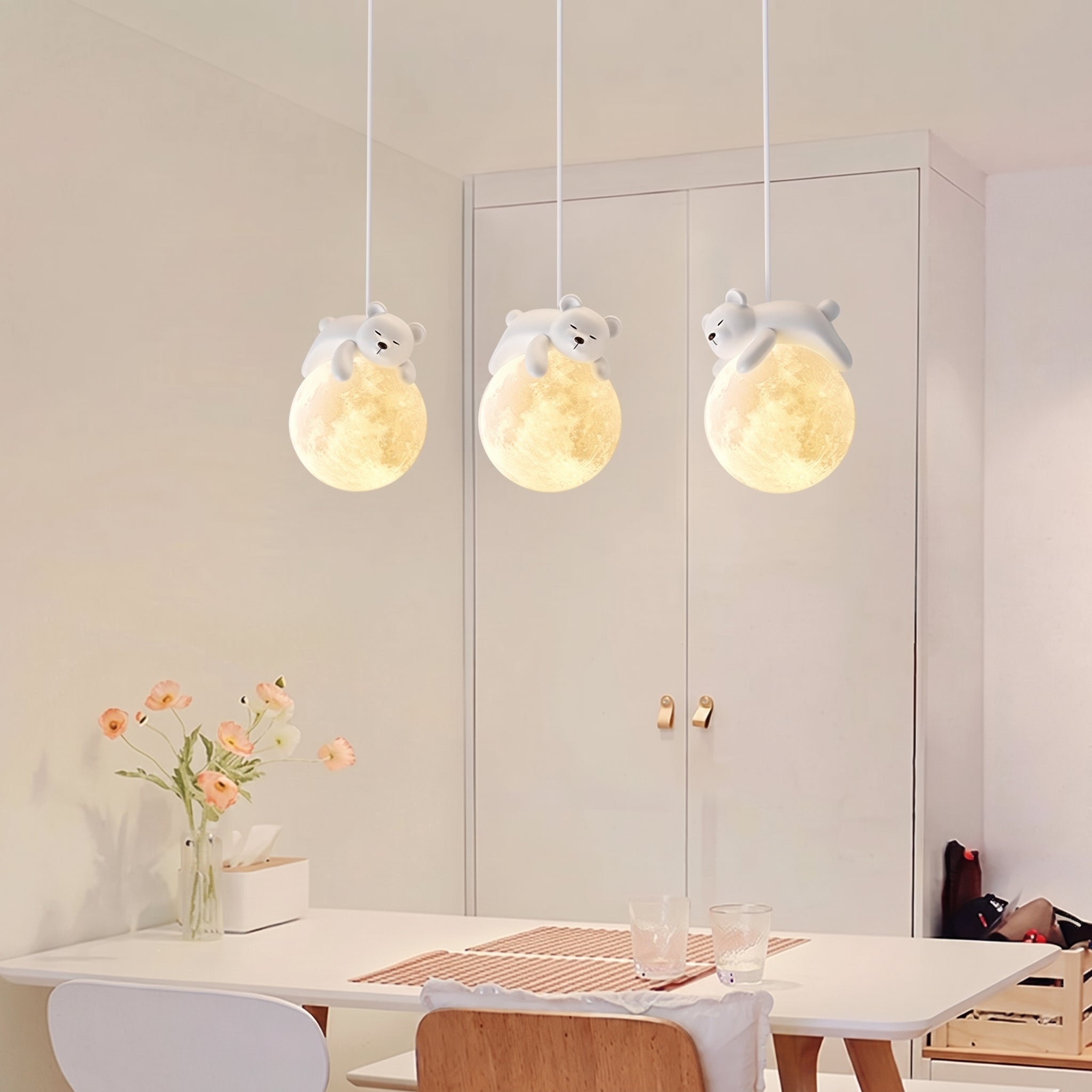Lampa Wisząca ze Śpiącym Misiem i Kulą Księżyca, do Pokoju Dziecięcego